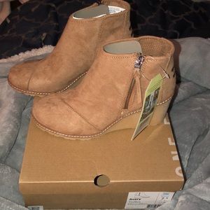 Brand New Toms Avery Booties..size 7.5